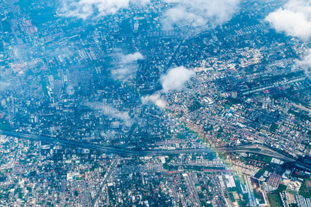 泰国曼谷市的鸟瞰景观与云