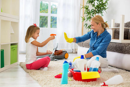 家务 打扫 女儿 帮助 乐趣 房子 宝贝 活动 女孩 补丁