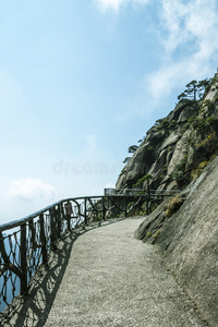 沿着悬崖面建造的一条路