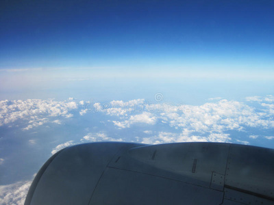 蓝天和飞机上的云