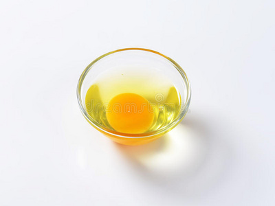 鸡蛋清和蛋黄在玻璃碗里