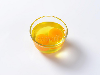 鸡蛋清和蛋黄在玻璃碗里