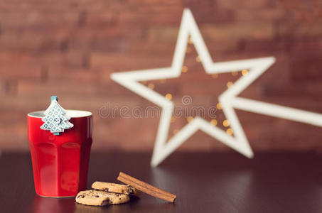一杯咖啡和圣诞装饰