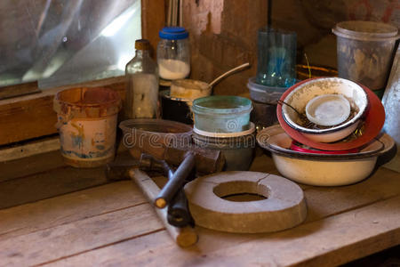 在乡村谷仓里的一张木桌，工具是锤子磨石河岸和钉子