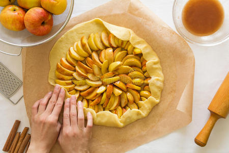 面团 地壳 焦糖 填满 自制 蛋糕 食物 美食家 甜点 苹果