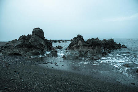 海滨的凉爽岩石