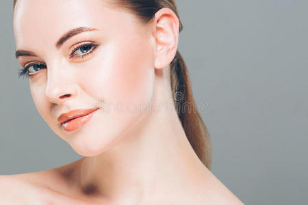美女面部肖像。 美丽的水疗模特女孩，完美的新鲜清洁皮肤。 灰色背景