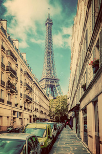 从法国巴黎的街道上看到埃菲尔铁塔。 古董