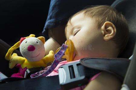 女婴睡在儿童车座上