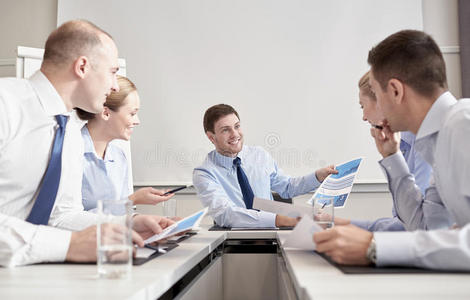 一群微笑的商人在办公室开会