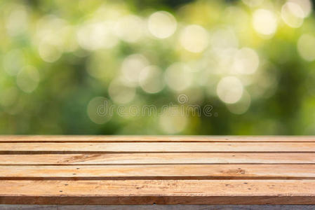 在Bokeh背景上的空木甲板桌子