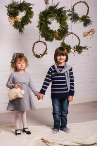 英俊的男孩和可爱的小女孩在圣诞节背景