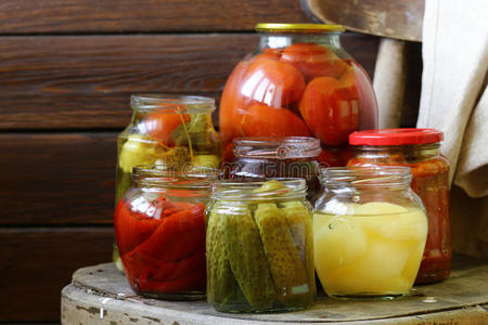 罐装水果和蔬菜在罐子里