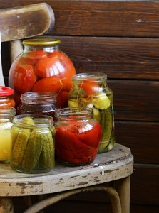 罐装水果和蔬菜在罐子里