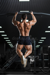 运动员肌肉健身男性模型拉起水平杆