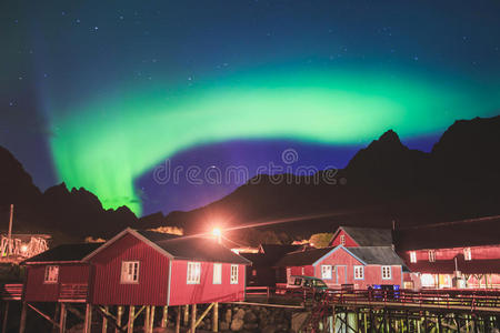 美丽的图片，巨大的多色绿色充满活力的北极光，北极光