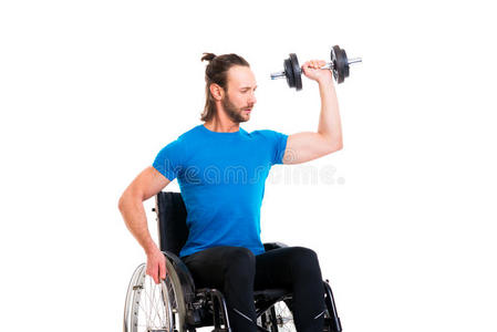 轮椅列车上带杠铃的残疾人