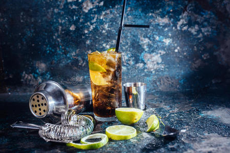 古巴Libre饮料，含石灰和冰的酒精饮料，在餐厅和酒吧供应