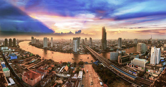 曼谷交通在黄昏与现代商务大厦沿朝普拉亚河泰国