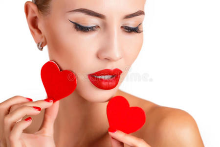 美丽的女人，明亮的妆容和红色的心