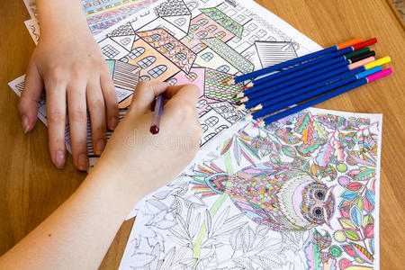 成人用铅笔着色书籍，新的压力缓解趋势，正念概念人着色说明性