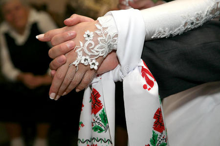 绑在一起的结婚手巾新娘和新郎