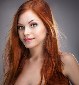 年轻漂亮的红头发女孩
