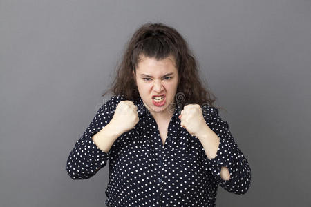 20多岁的胖女人表现出孩子气的愤怒和发脾气