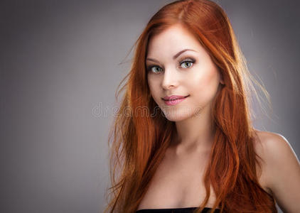 年轻漂亮的红头发女孩