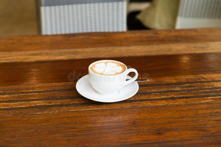 一杯加花拿铁艺术的卡布奇诺咖啡