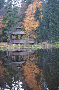 秋天湖边的凉亭