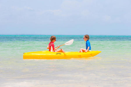 小孩 娱乐 快乐 享受 白种人 皮艇 闲暇 海洋 女孩 划船