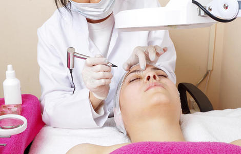 美女 美容师 工具 机器 训练 治疗 纹身 化妆 眉毛 打扫