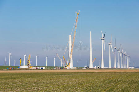 农业景观中新的荷兰大风电场的施工现场