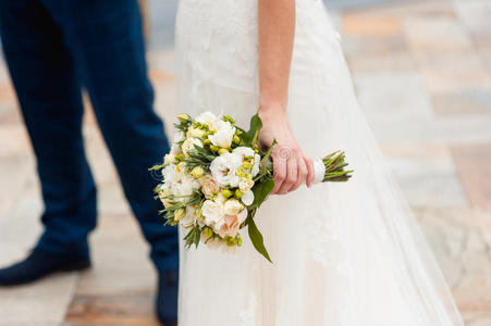 新娘手中的漂亮花束