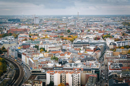 德国柏林建筑物和街道的鸟瞰图。