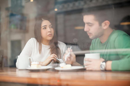 复制空间 黑发 年代 面对 杯子 女朋友 饮酒 可爱的 咖啡馆