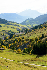 法国阿尔卑斯山的秋山景观