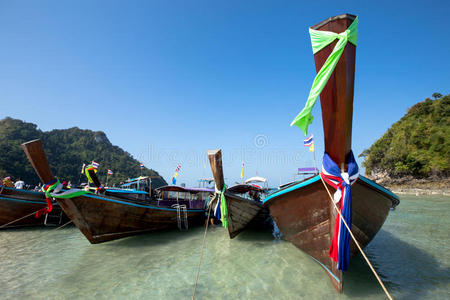 在泰国美丽的海滩上的船