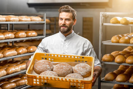 面包师在制造业拿面包