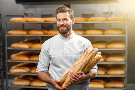面包师拿着面包在制造业