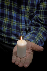 手和蜡烛
