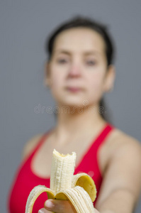 女人做运动后吃香蕉的细节。