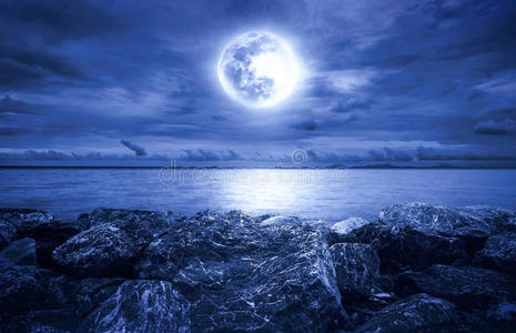 满月在海上
