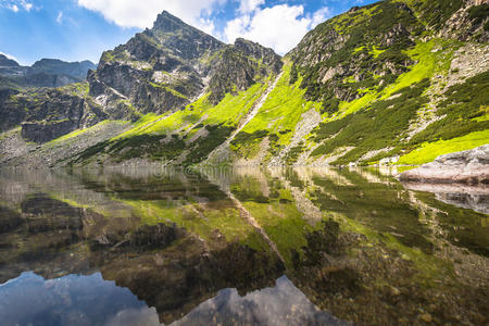 波兰Tatra山上黑色池塘的美丽景观