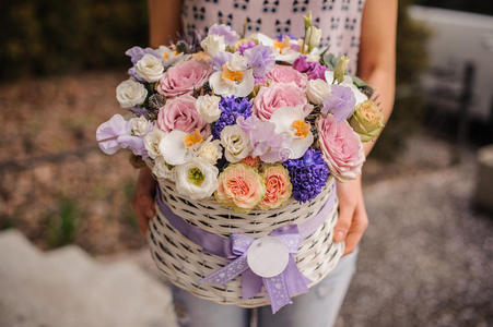 美丽的紫色花束混合花篮由妇女持有