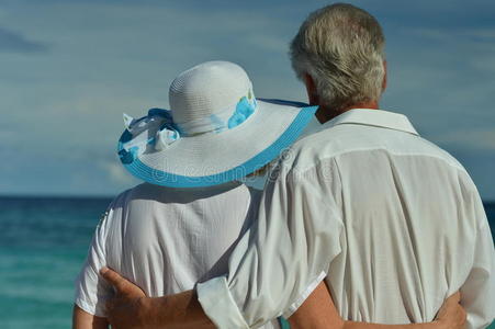 老年夫妇在热带海滩休息