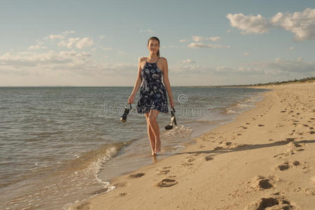 海滩上快乐的女人