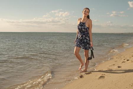 海洋 高的 连衣裙 夏天 自然 成人 女人 闲暇 放松 美丽的