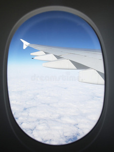 窗外的飞机机翼视图